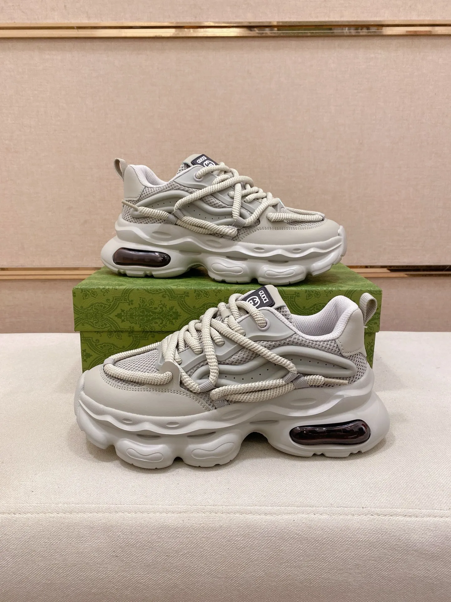 Men's shoes 💰 480💰🇮🇹🇮🇹GUCCI (Gucci) top 🔍🔍 new models are on sale at the same time at the counter. The upper 🇮🇹 is made of top-grain cowhide imported from Italy. Fully imported genuine leather lining 💪💪, completely 1⃣️ to 1⃣️ replica 🇮🇹💪💪, ⚠ sole: original sole provided by the original factory, exclusive movable molded sole super comfortable, ⚠ original factory follow-up, 🔍🔍 high quality, you can go in and out of the counter at will, welcome to compare⚠. Code number:38-44